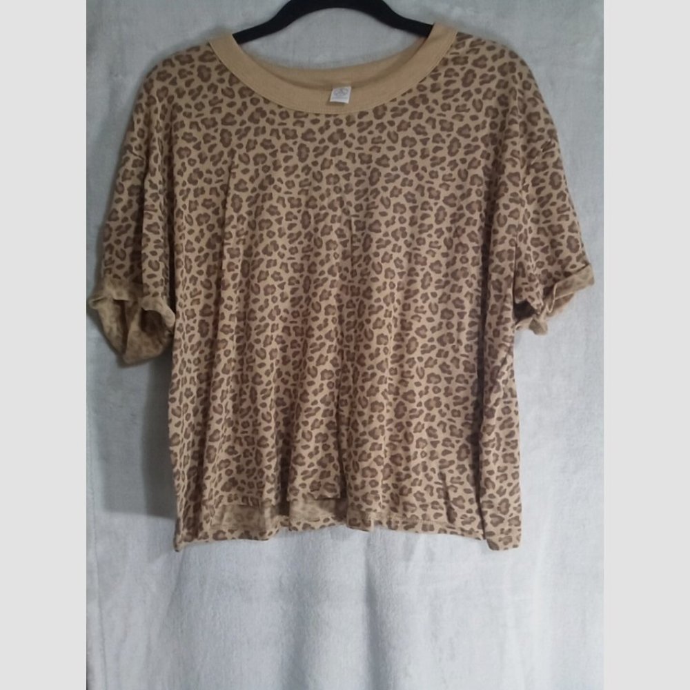 Alternative Tee Sz L Multi Brown Animal Instinct Print Short Sleeves Crew Neck